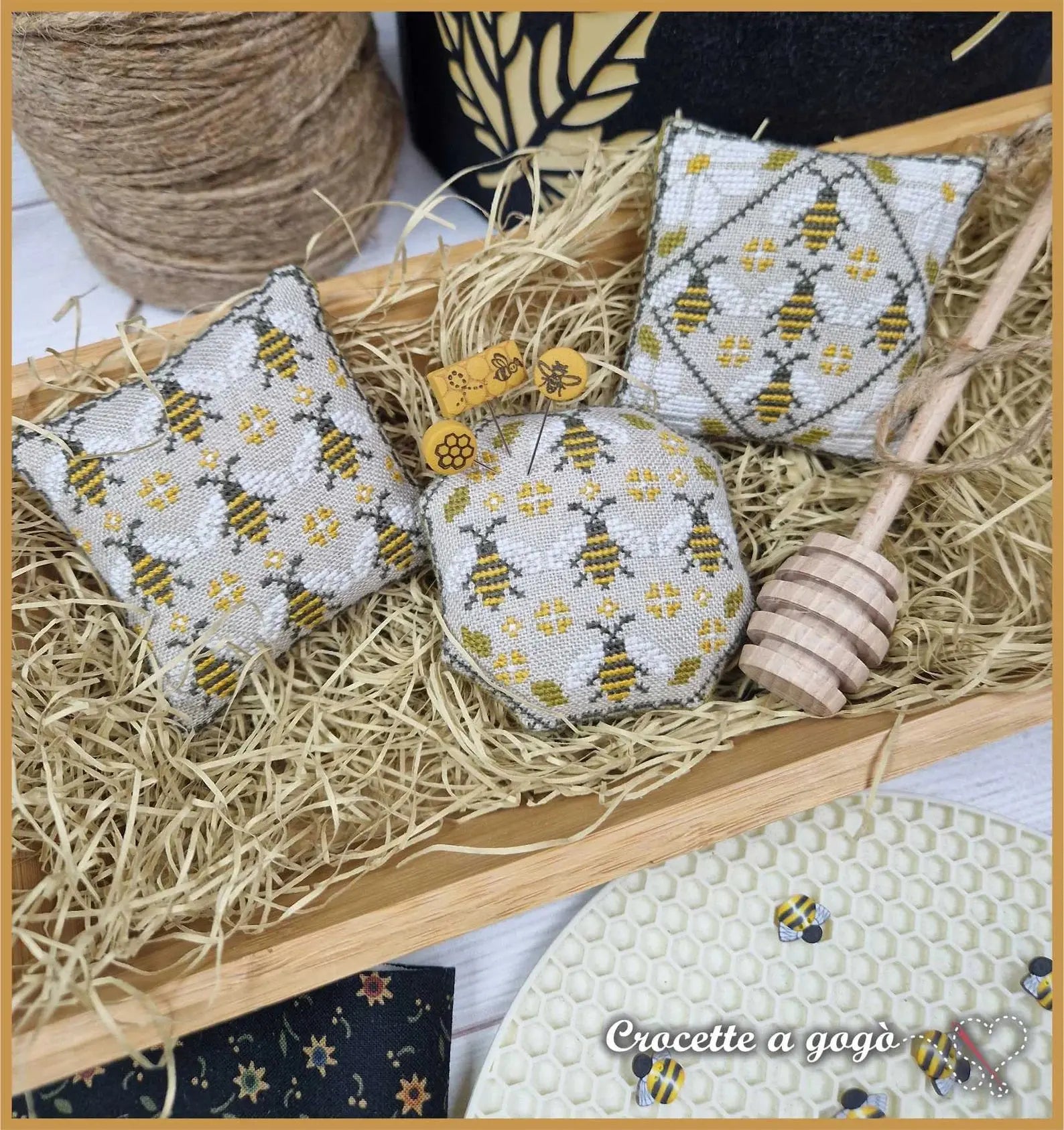 Bees (Tiny Stitching Things) by Crocette a gogo Crocette a gogo