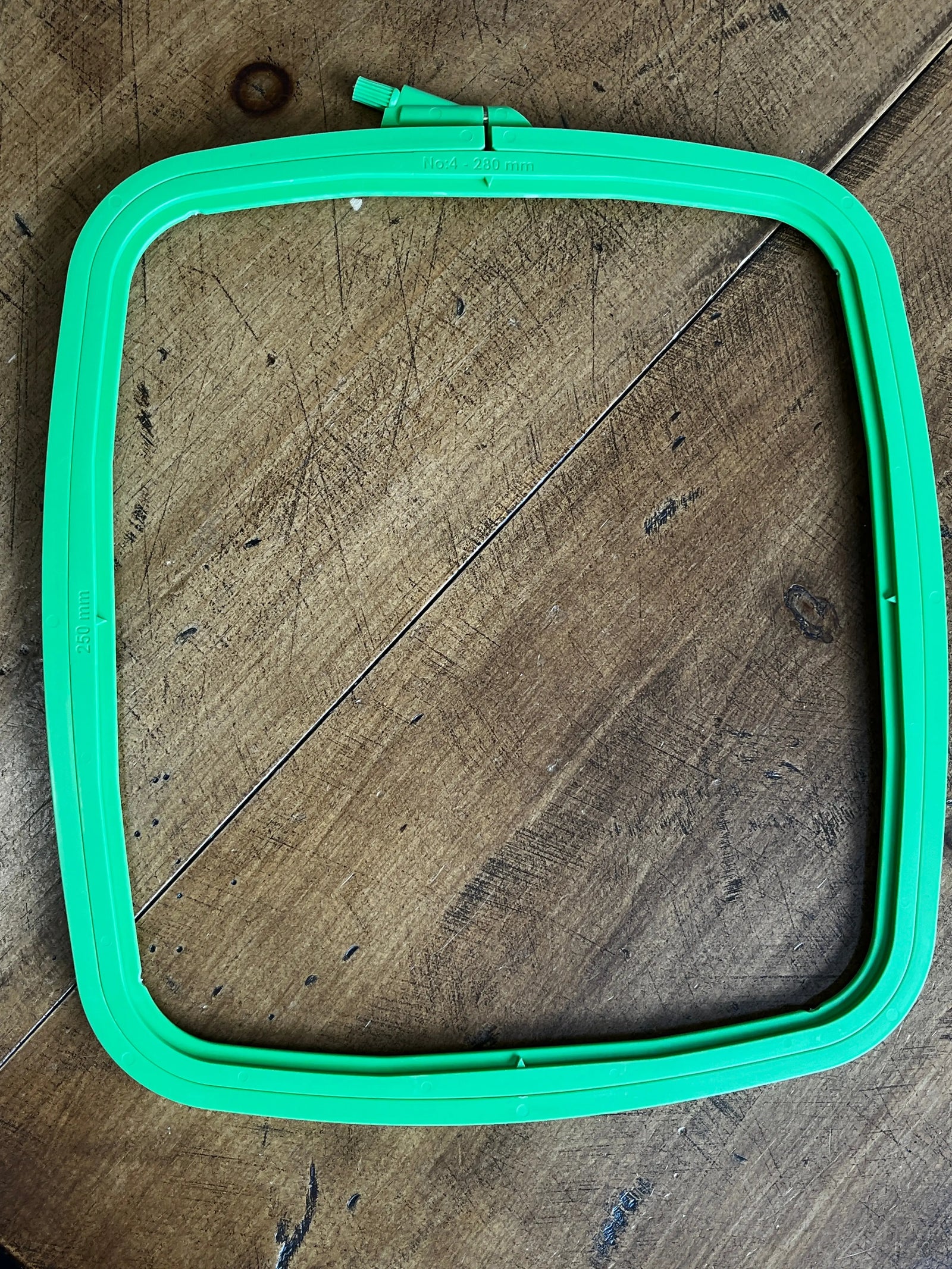 Nurge Embroidery Hoop (Size 4 - Lg) Green Nurge