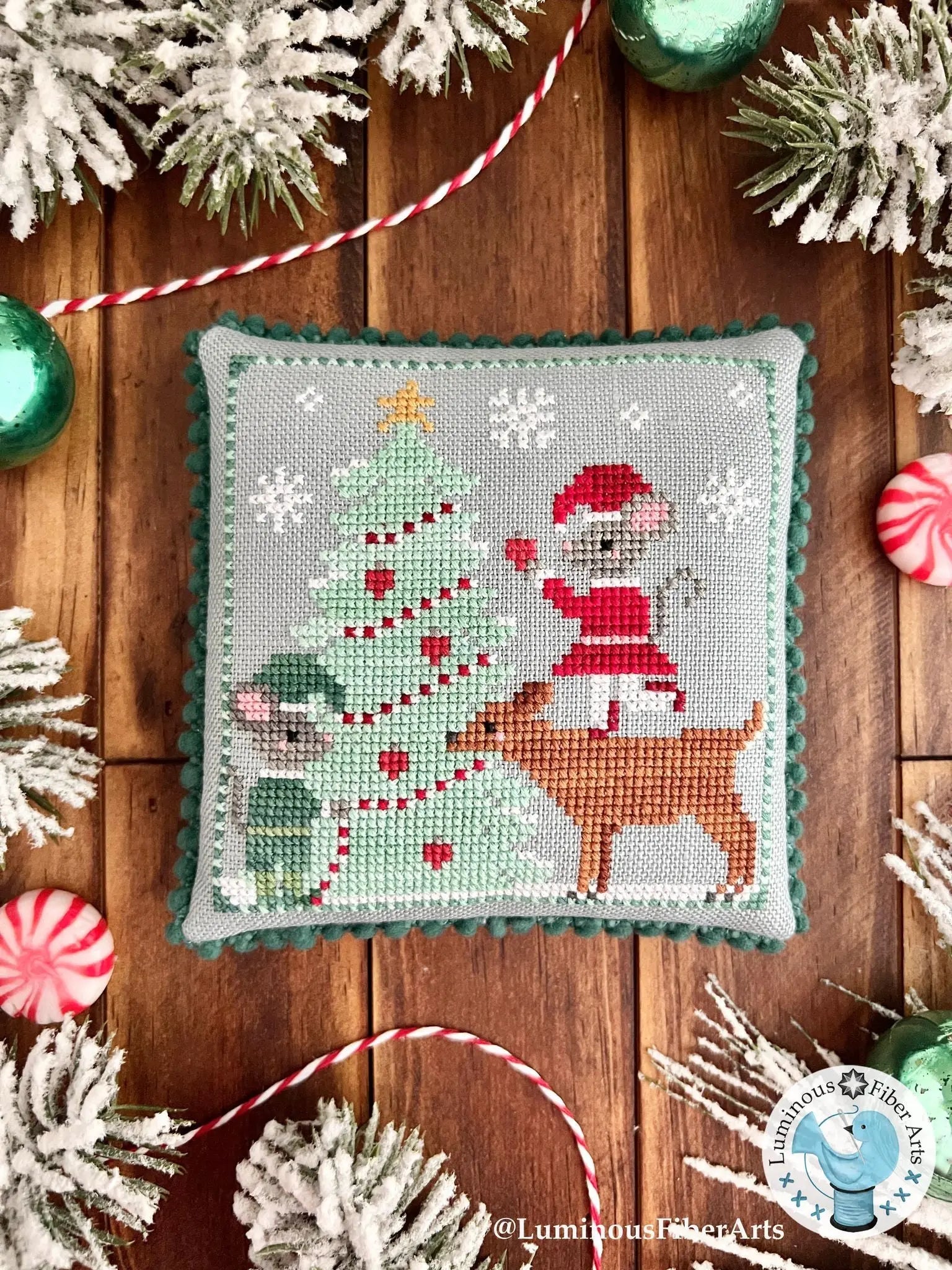 Mousecapades 6: Trimming the Tree by Luminous Fiber Arts Luminous Fiber Arts